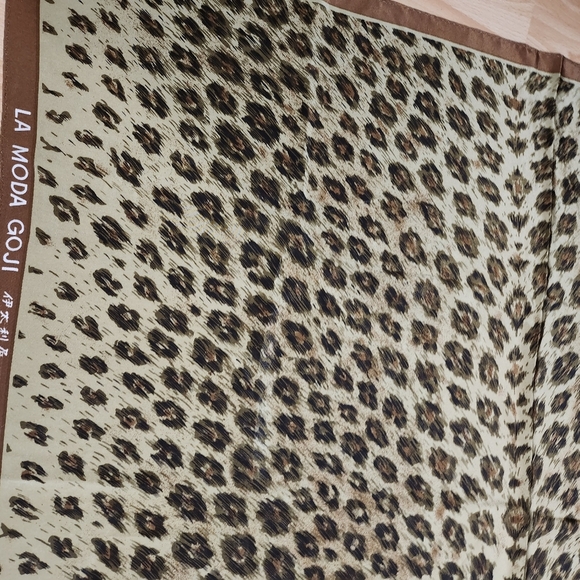 GK Italia La Mode Goji Japan Lynx Leopard Silk Wool Large Scarf - Picture 5 of 8